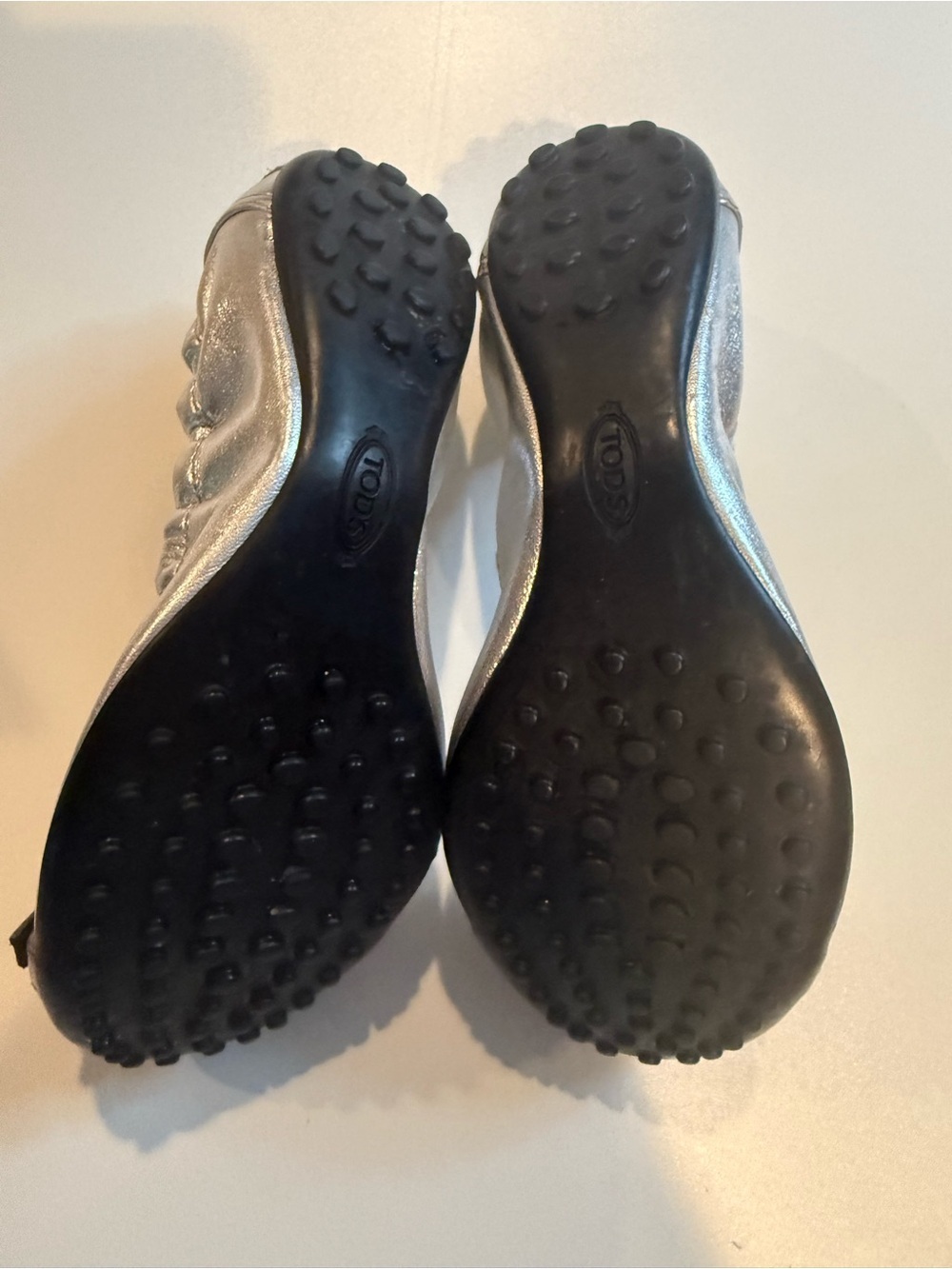 Women’s Tod’s Metallic Silver Ballet Flats with Black Cap Toe size 6 - Picture 8 of 9